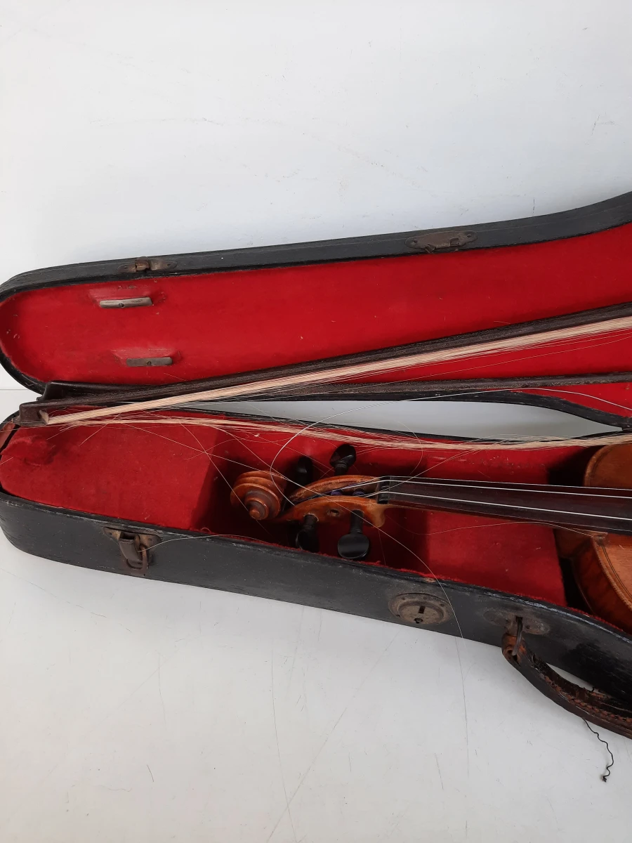 Antieke / Vintage Viool met 2 Strijkstokken en Koffer – Prachtig Restauratieproject!