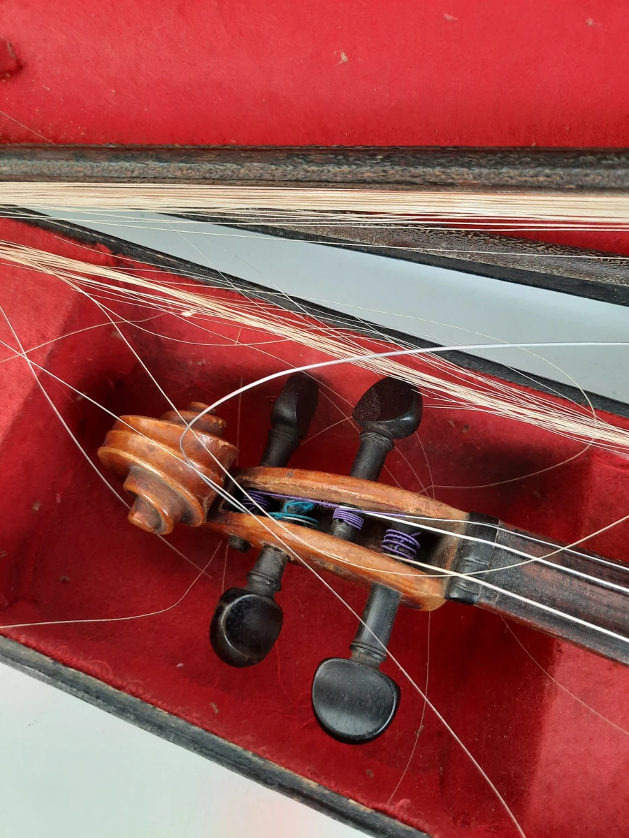 Antieke / Vintage Viool met 2 Strijkstokken en Koffer – Prachtig Restauratieproject!