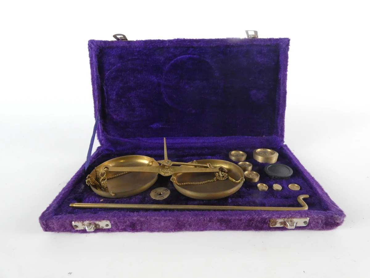 Vintage precisieweegschaalset 100 g - in paarse fluwelen doos - foto 1