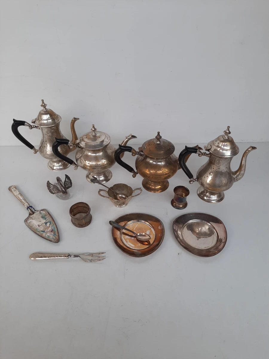 Set zilverkleurige theepotten en serveeraccessoires