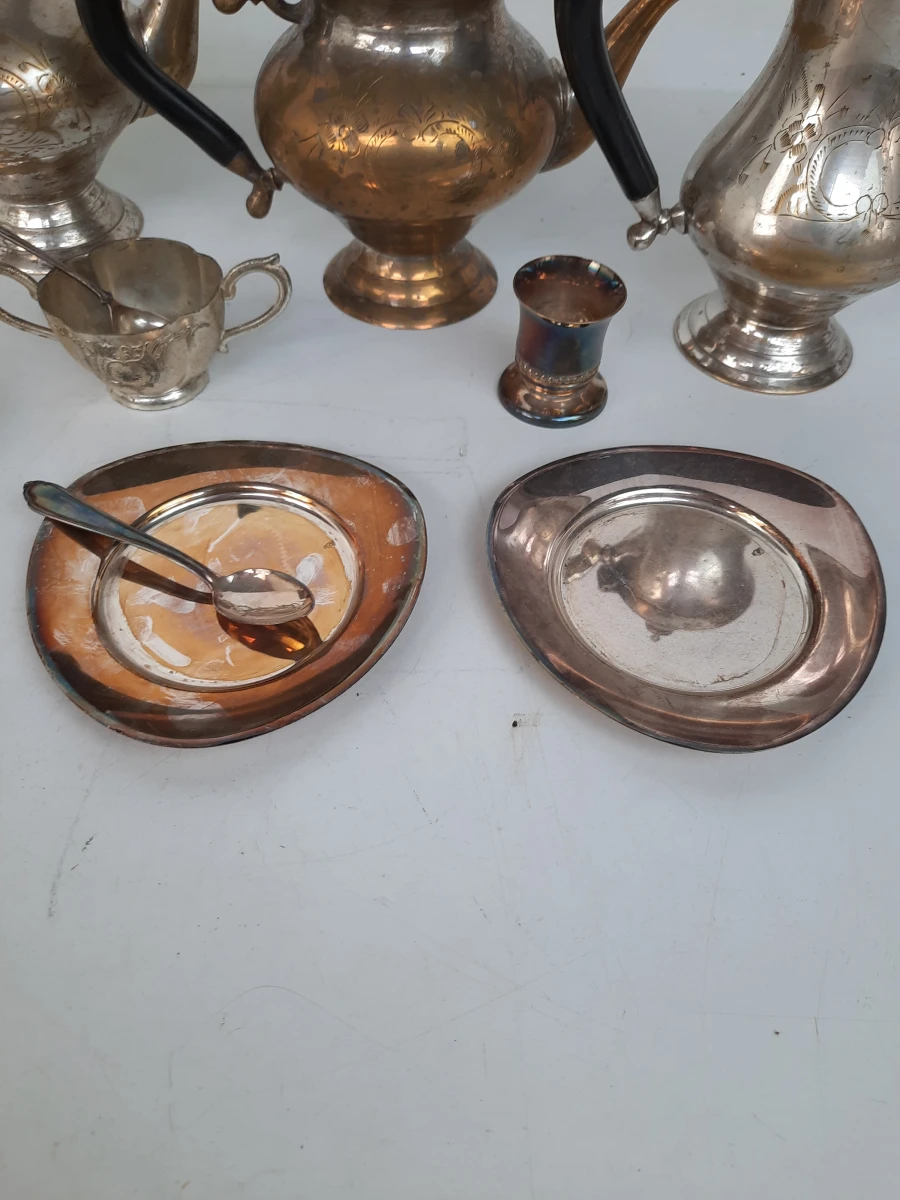 Set zilverkleurige theepotten en serveeraccessoires