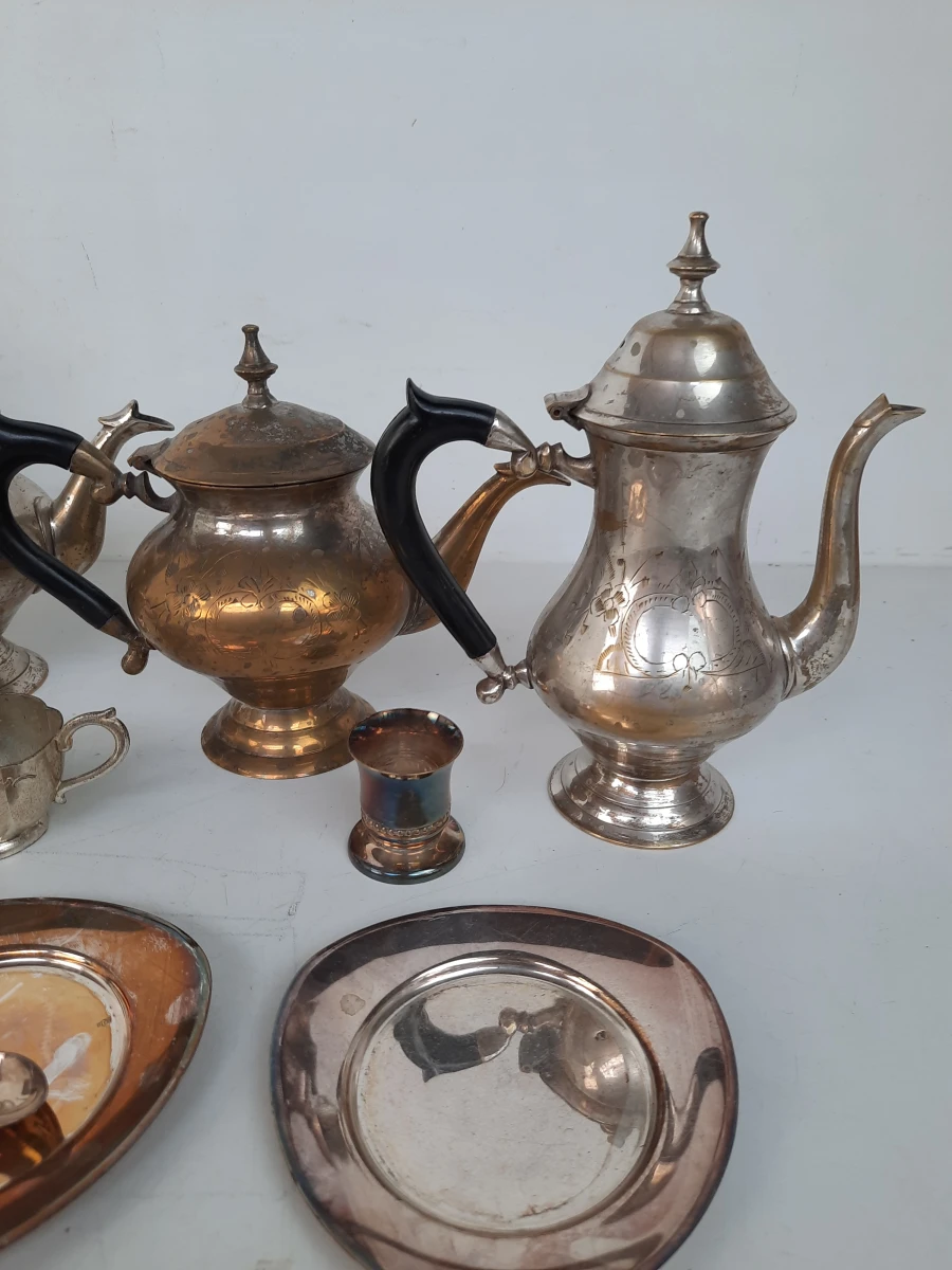 Set zilverkleurige theepotten en serveeraccessoires
