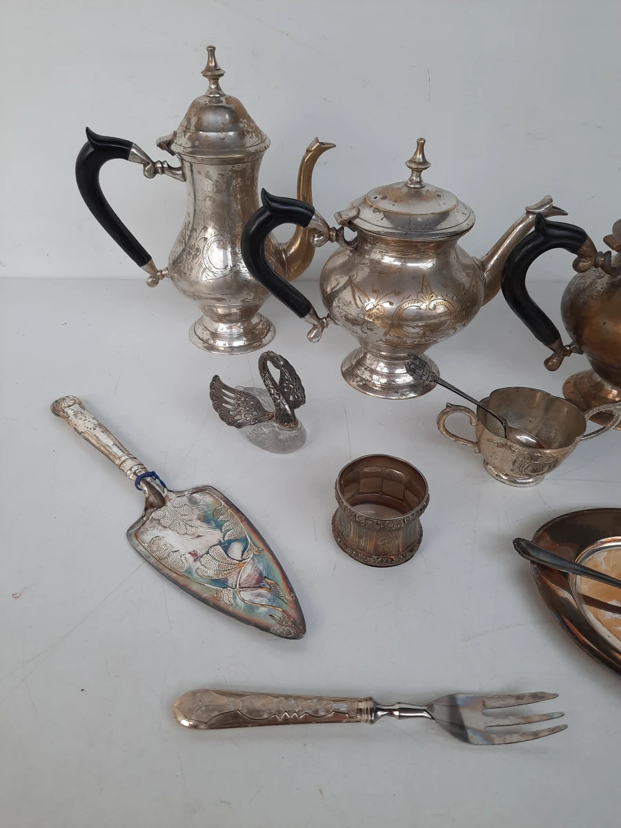 Set zilverkleurige theepotten en serveeraccessoires