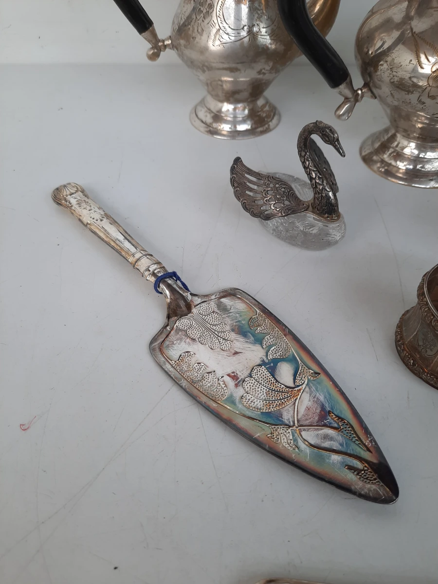 Set zilverkleurige theepotten en serveeraccessoires
