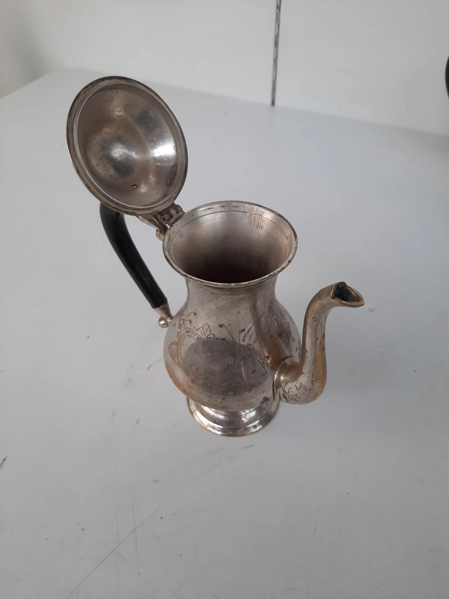 Set zilverkleurige theepotten en serveeraccessoires