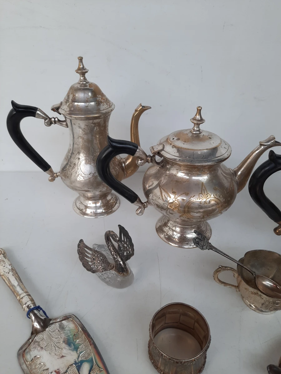 Set zilverkleurige theepotten en serveeraccessoires