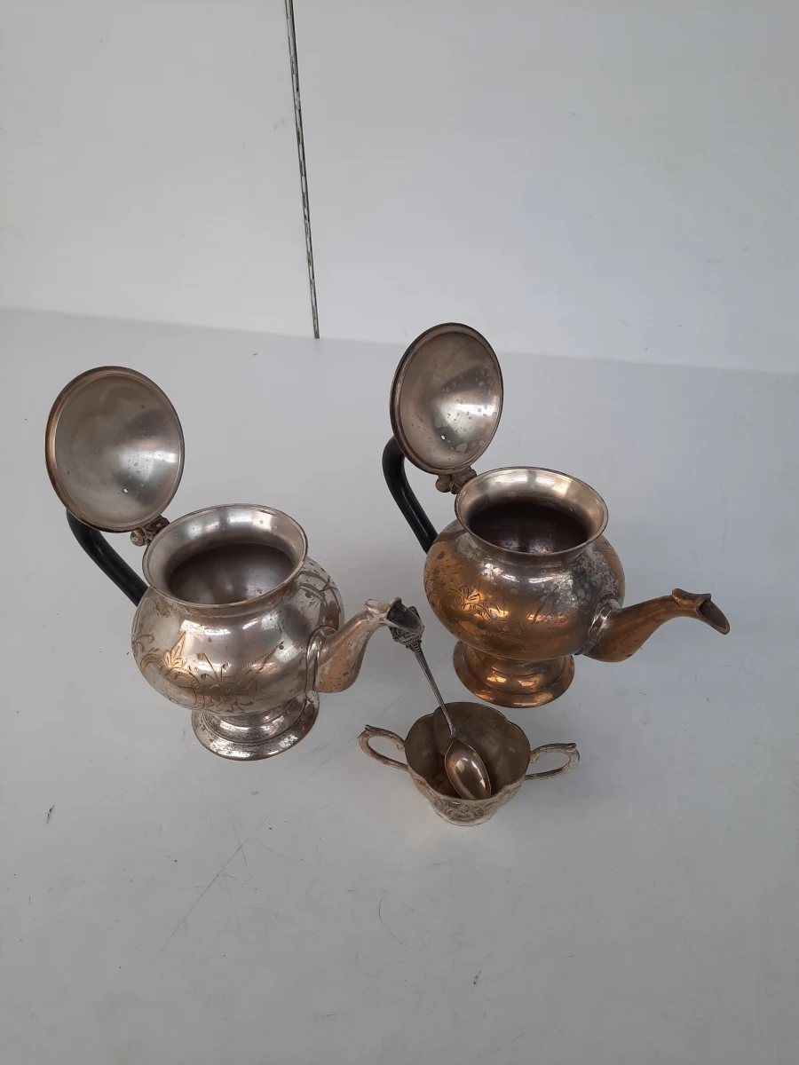 Set zilverkleurige theepotten en serveeraccessoires