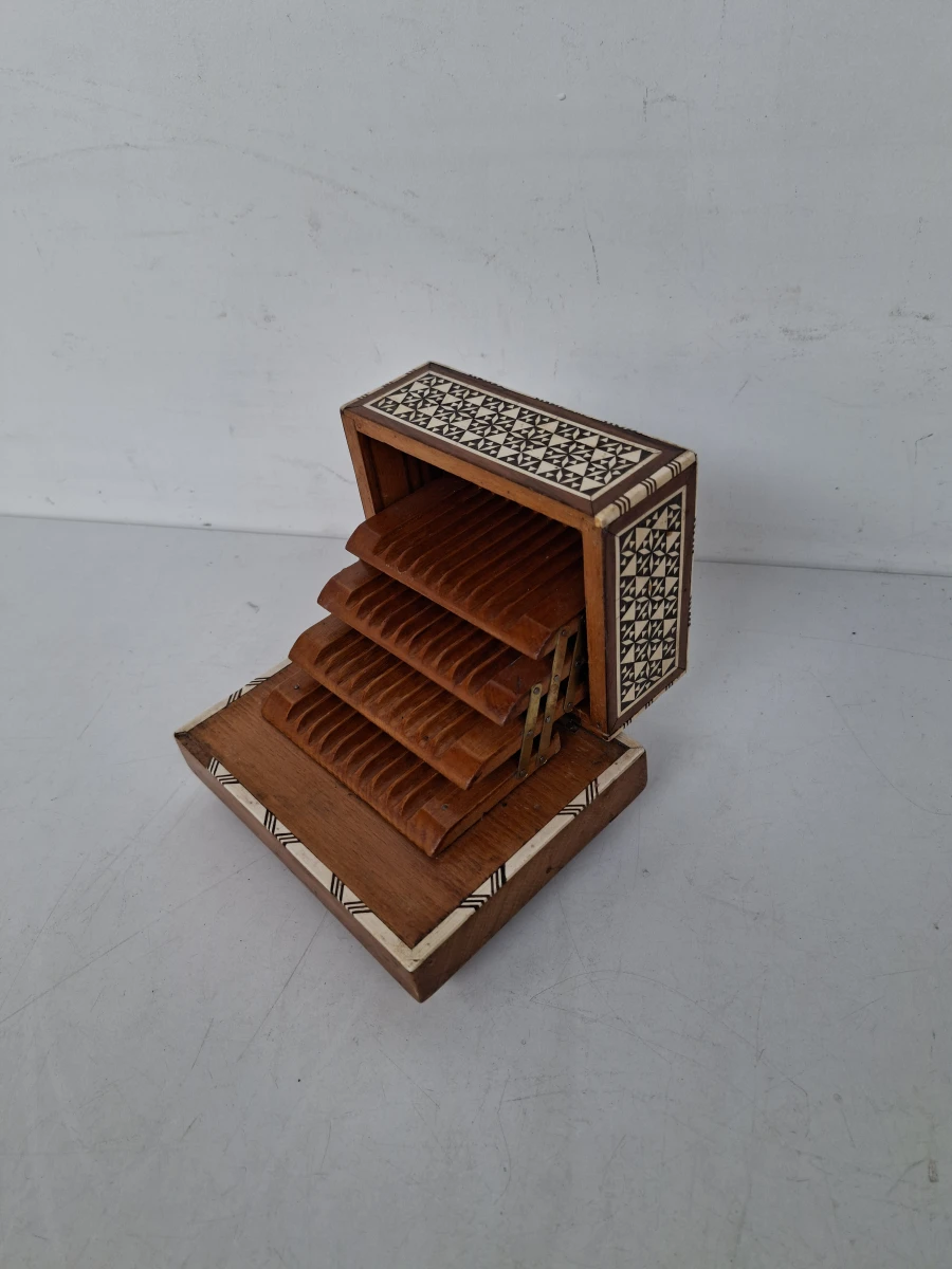 Zeldzame Vintage Mechanische Speeldoos & Sigarettendoos – Uniek Mozaïek Houtinleg