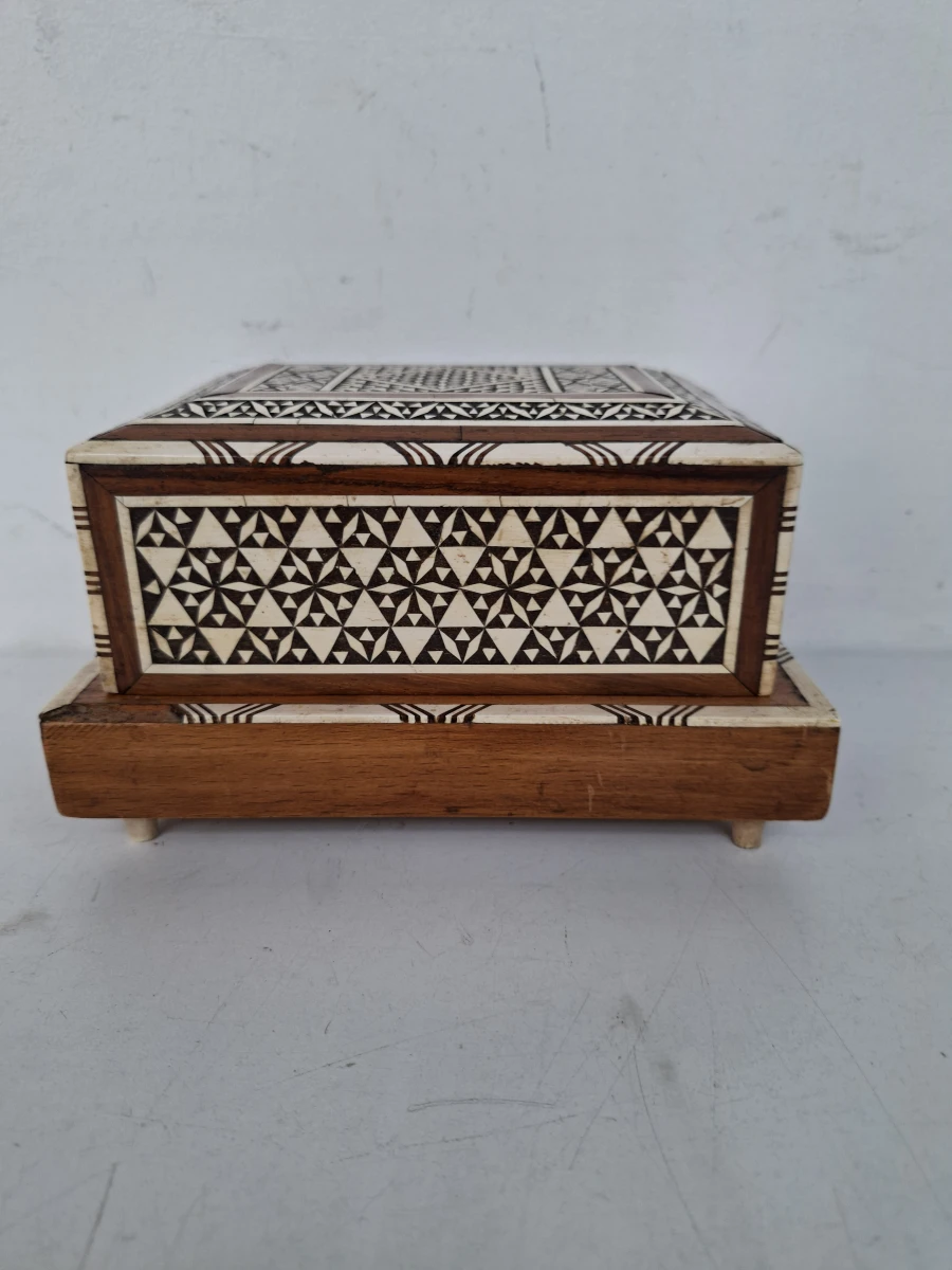 Zeldzame Vintage Mechanische Speeldoos & Sigarettendoos – Uniek Mozaïek Houtinleg