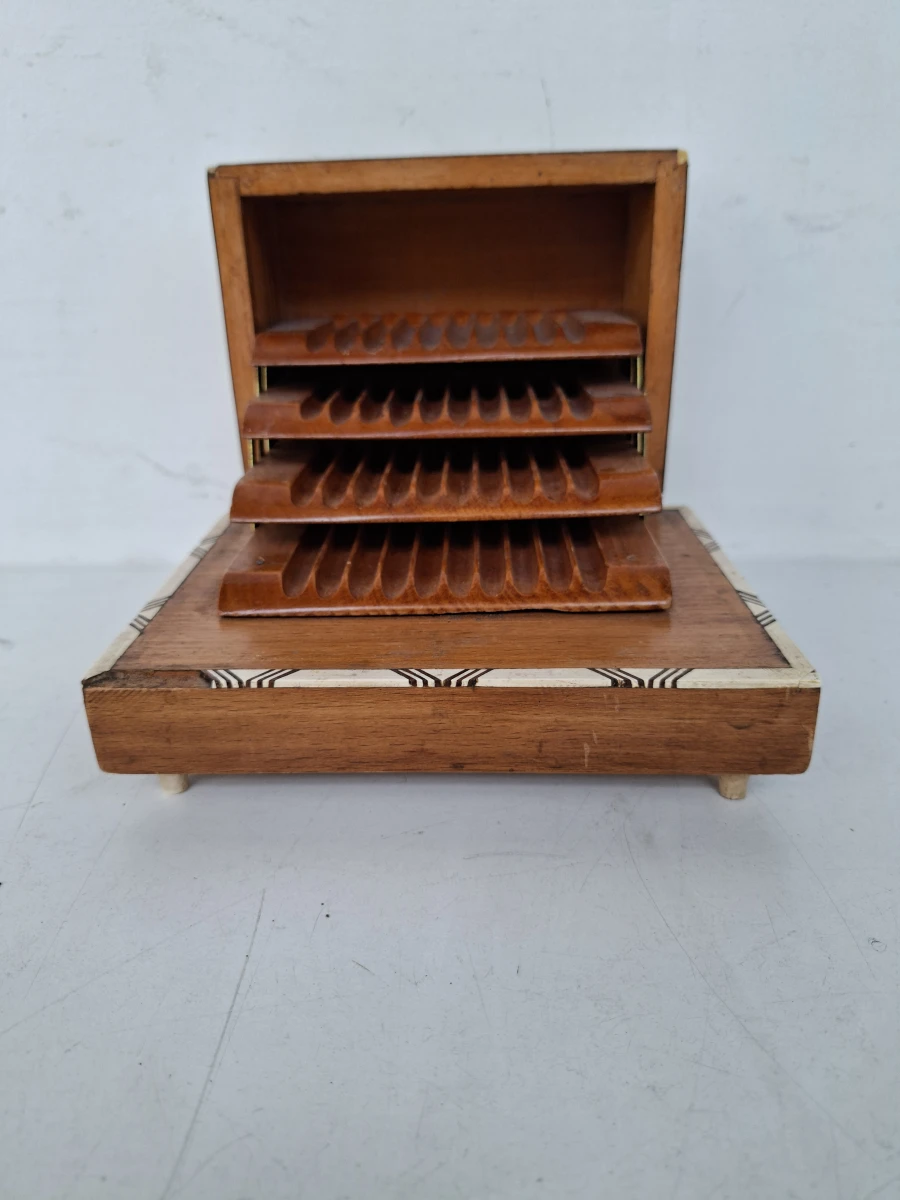 Zeldzame Vintage Mechanische Speeldoos & Sigarettendoos – Uniek Mozaïek Houtinleg