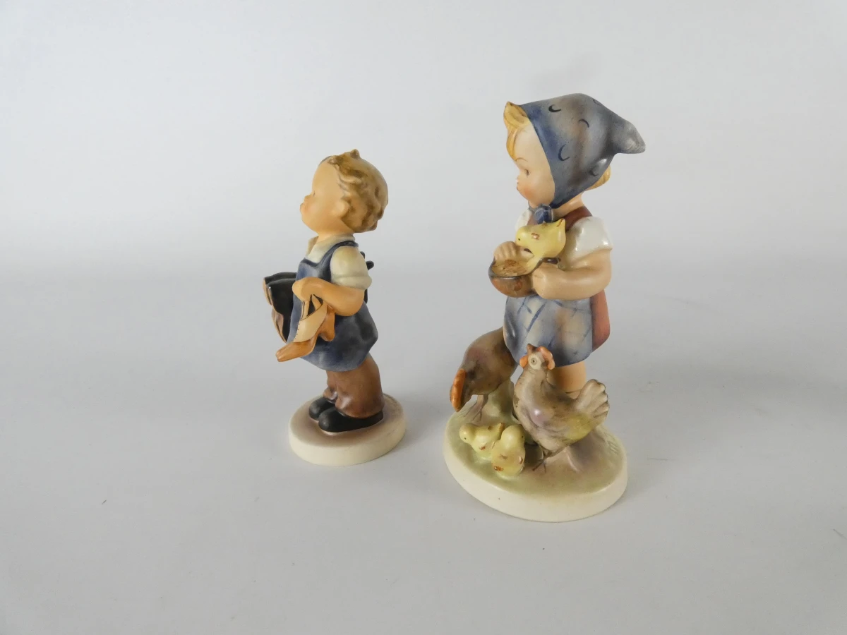 Vier handbeschilderde porseleinen M.I. Hummel-beeldjes van Goebel - foto 2