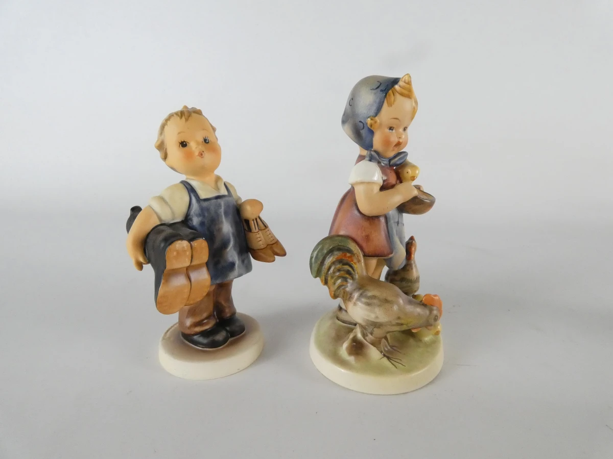 Vier handbeschilderde porseleinen M.I. Hummel-beeldjes van Goebel - foto 3