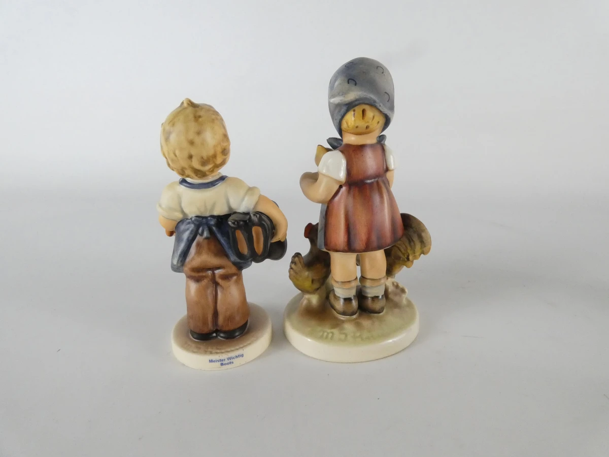 Vier handbeschilderde porseleinen M.I. Hummel-beeldjes van Goebel - foto 4
