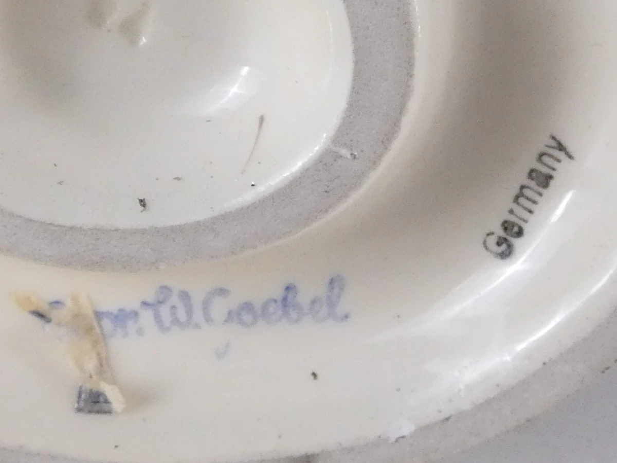 Vier handbeschilderde porseleinen M.I. Hummel-beeldjes van Goebel - foto 9
