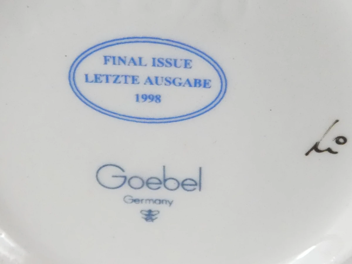 Vier handbeschilderde porseleinen M.I. Hummel-beeldjes van Goebel - foto 10