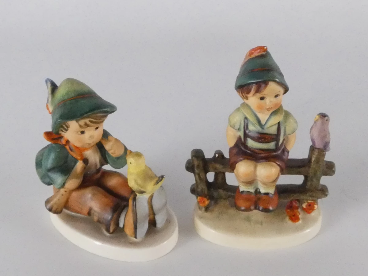 Vier handbeschilderde porseleinen M.I. Hummel-beeldjes van Goebel - foto 11
