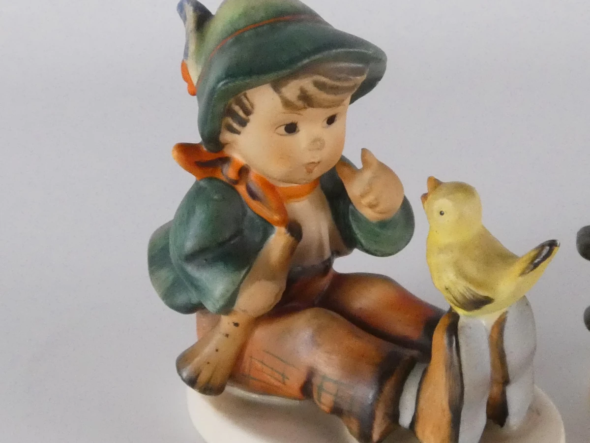 Vier handbeschilderde porseleinen M.I. Hummel-beeldjes van Goebel - foto 12