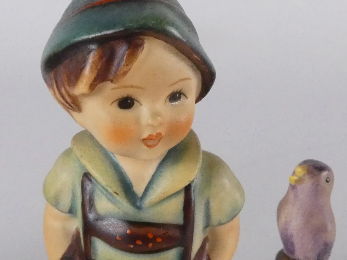 Vier handbeschilderde porseleinen M.I. Hummel-beeldjes van Goebel - foto 13