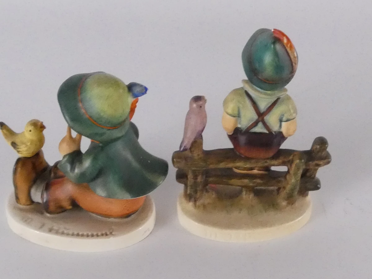 Vier handbeschilderde porseleinen M.I. Hummel-beeldjes van Goebel - foto 14