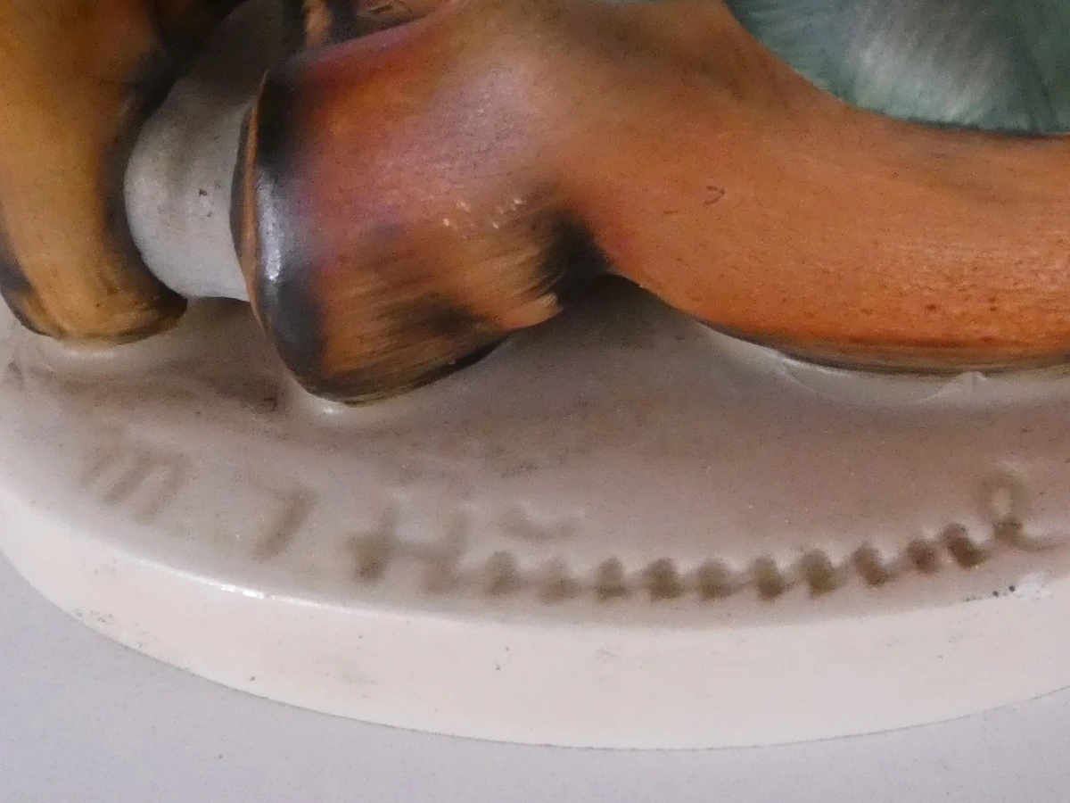 Vier handbeschilderde porseleinen M.I. Hummel-beeldjes van Goebel - foto 15