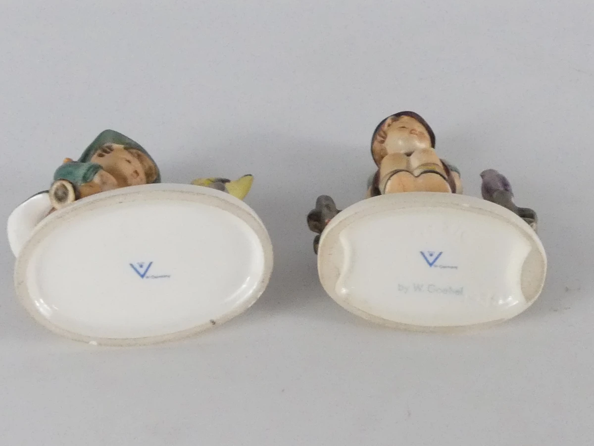 Vier handbeschilderde porseleinen M.I. Hummel-beeldjes van Goebel - foto 17