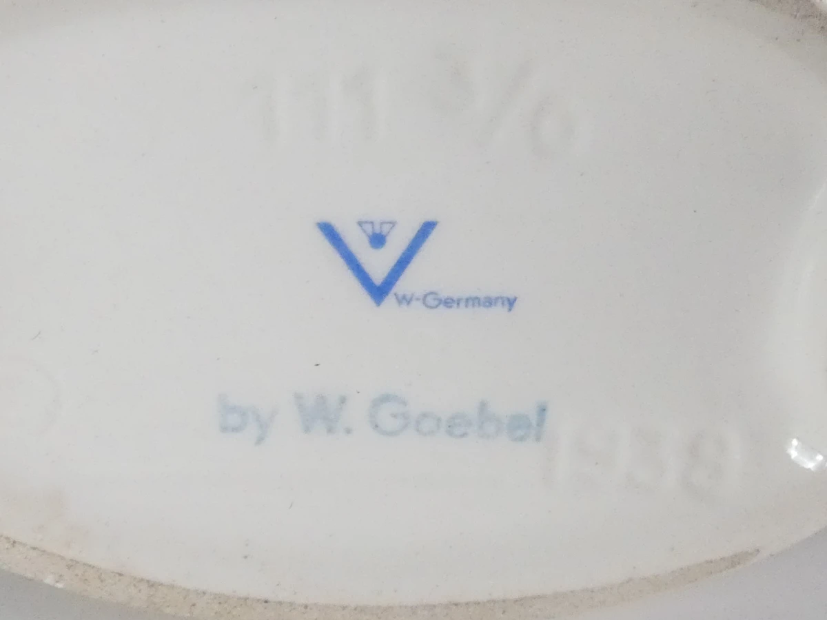 Vier handbeschilderde porseleinen M.I. Hummel-beeldjes van Goebel - foto 18