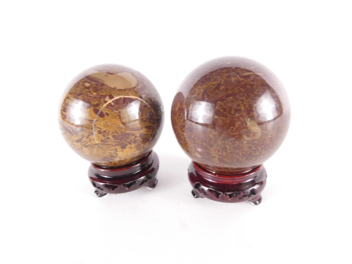 Set van 2 decoratieve stenen bollen op houten voet - foto 2