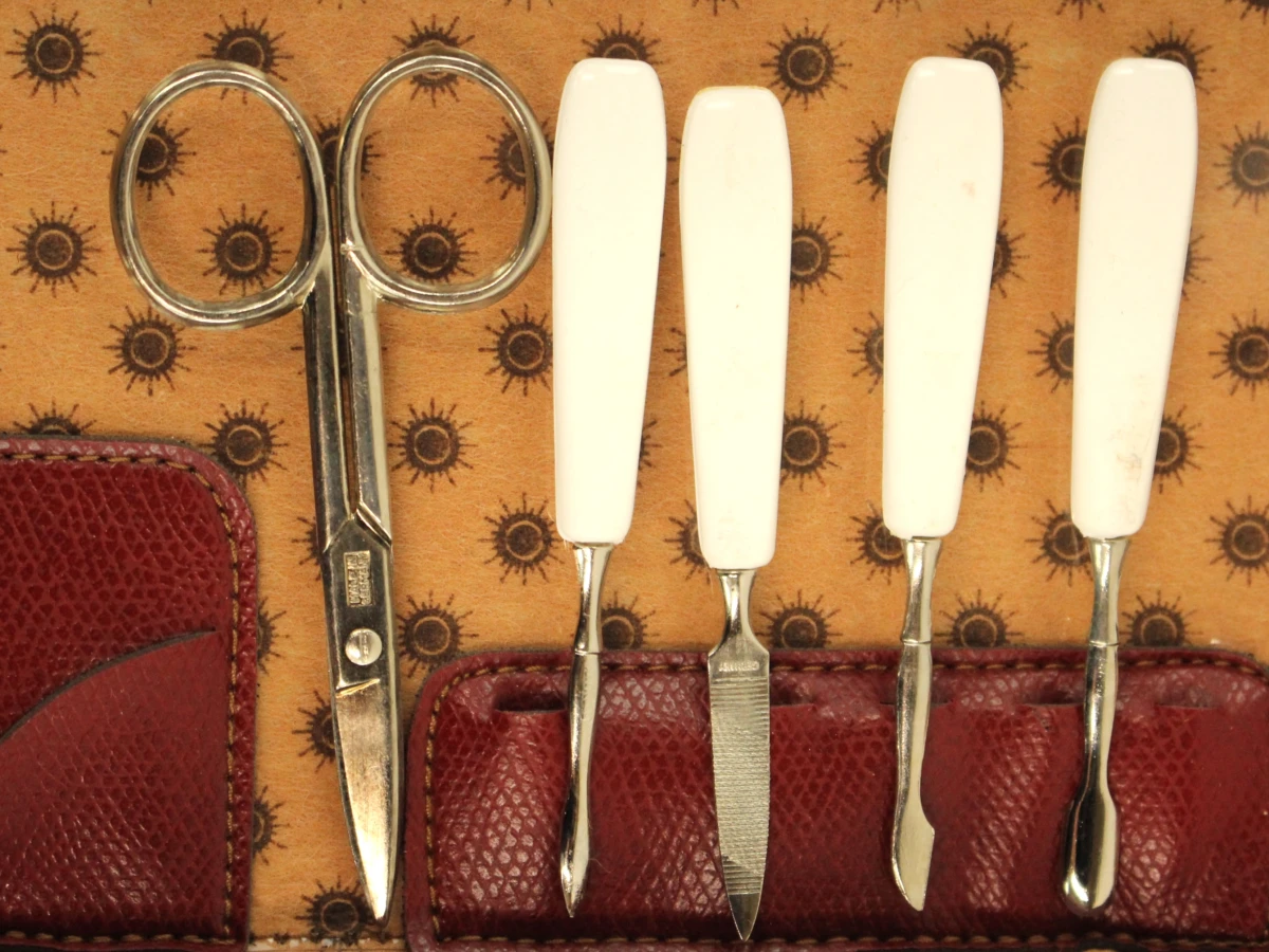 Vintage reisscheerset in faux leder koffertje bordeauxrood - foto 2