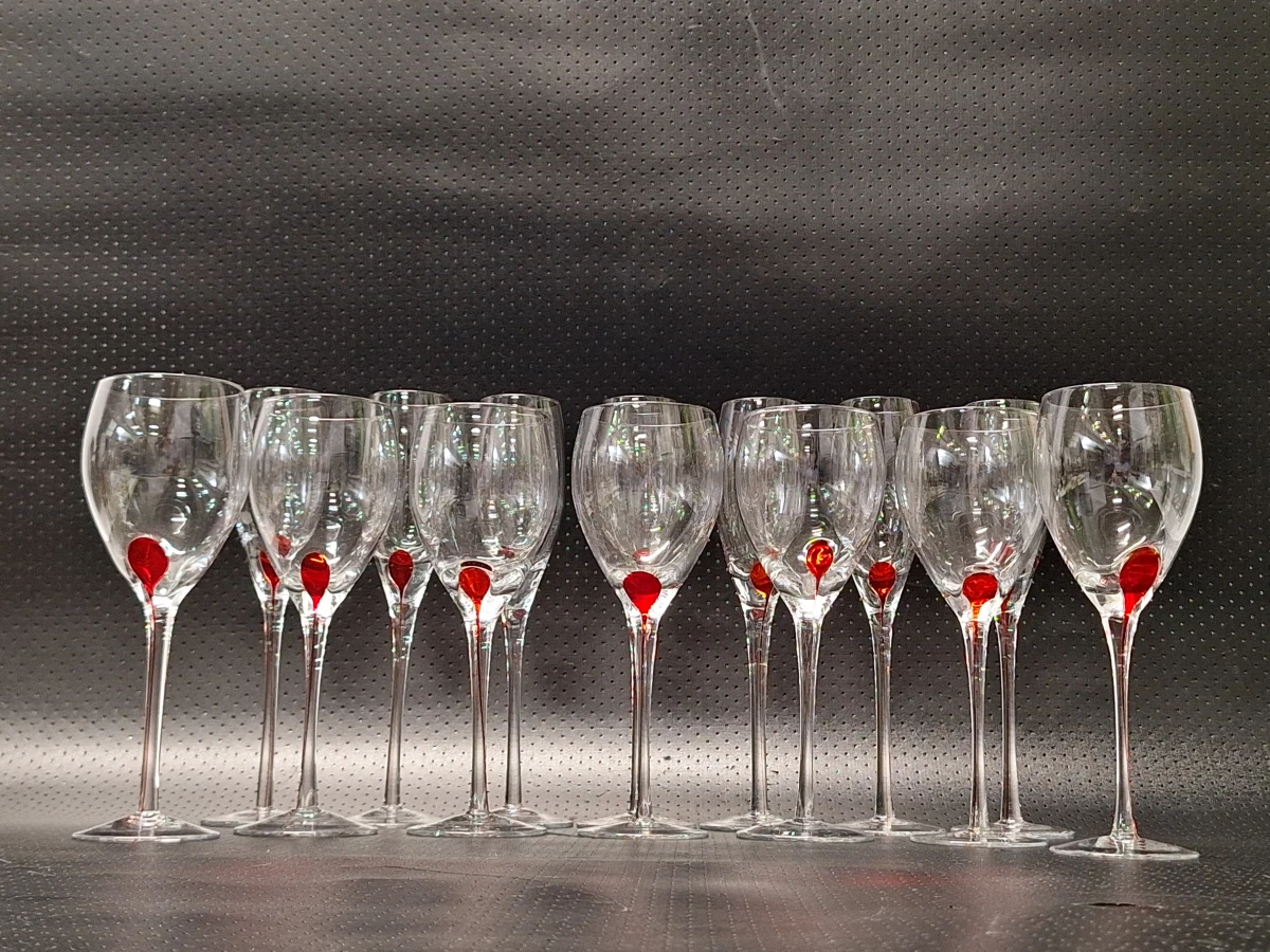 Set van 14  wijn- en champagneglazen met rode accenten in de stoom - foto 3