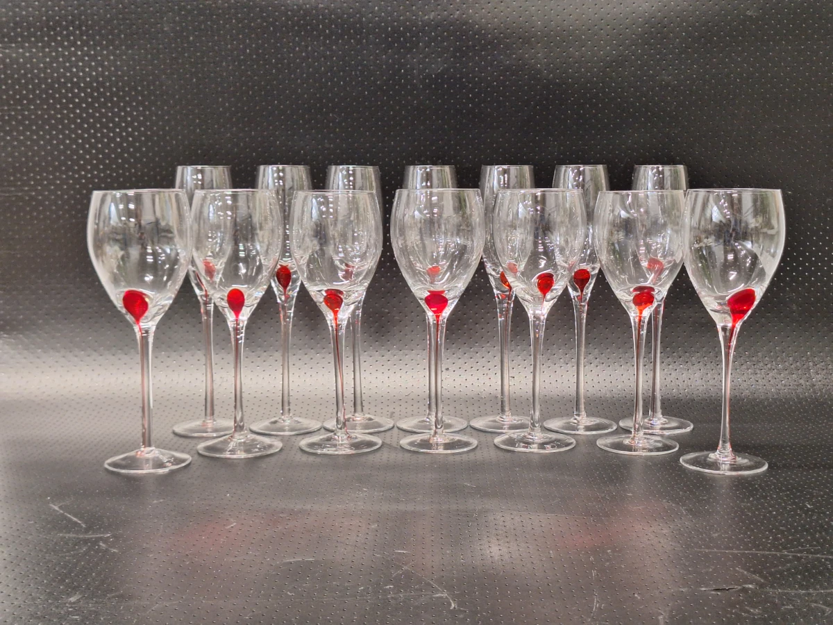 Set van 14  wijn- en champagneglazen met rode accenten in de stoom - foto 2