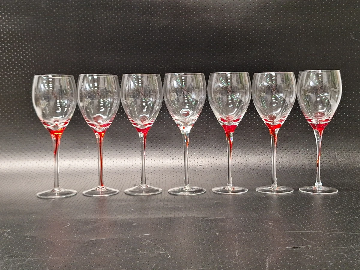 Set van 14  wijn- en champagneglazen met rode accenten in de stoom - foto 11