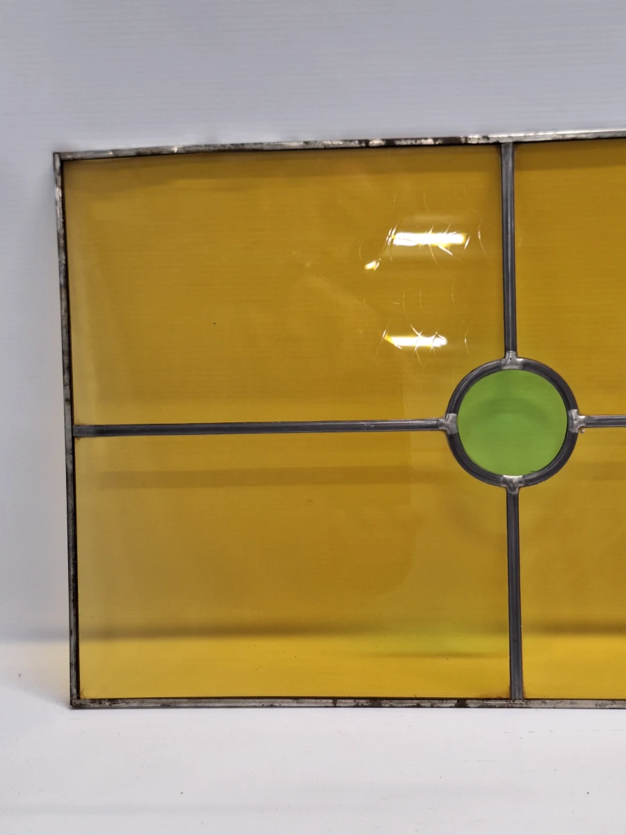 Geometrisch glas-in-lood paneel met groene rondellen en warm geel kathedraalglas - foto 2