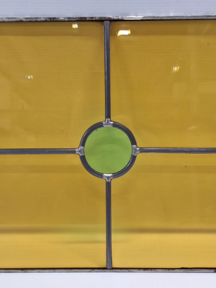 Geometrisch glas-in-lood paneel met groene rondellen en warm geel kathedraalglas - foto 4