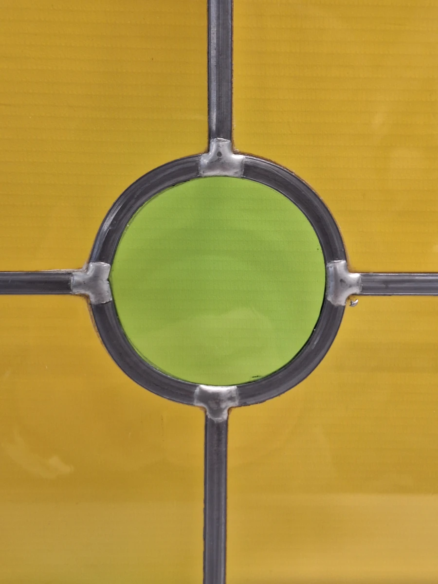Geometrisch glas-in-lood paneel met groene rondellen en warm geel kathedraalglas - foto 3
