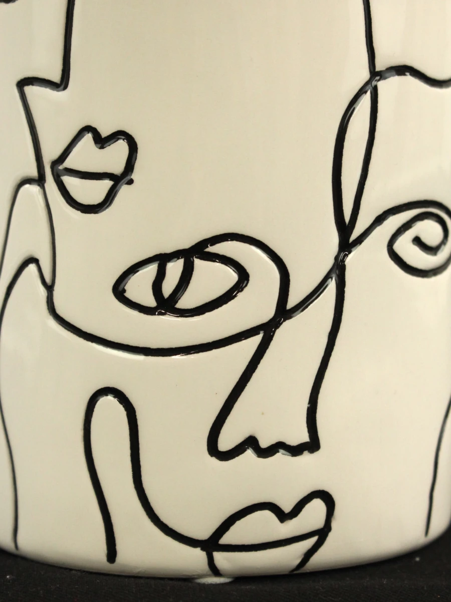 Wit porseleinen vaasje met gezichten in de stijl van Picasso - foto 8