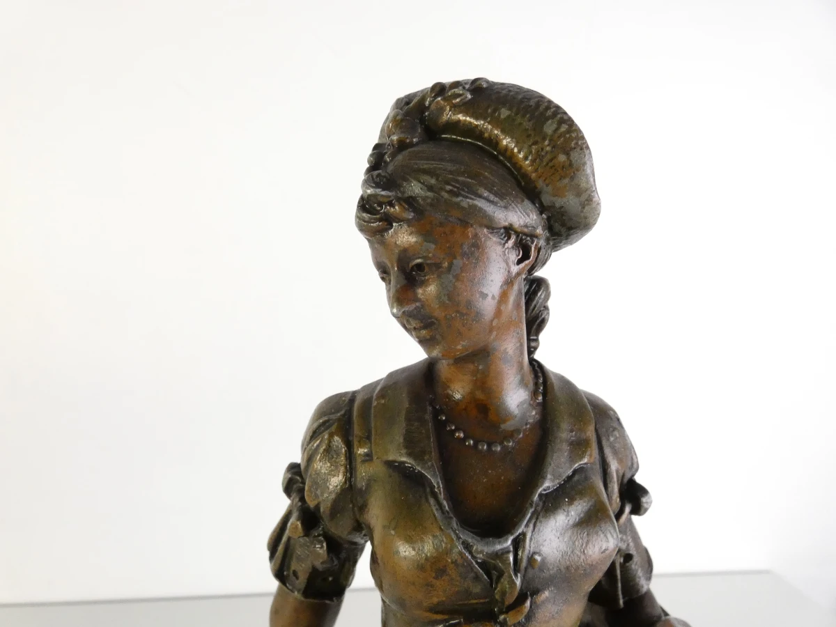Vintage metalen beeld van jonge vrouw - foto 2