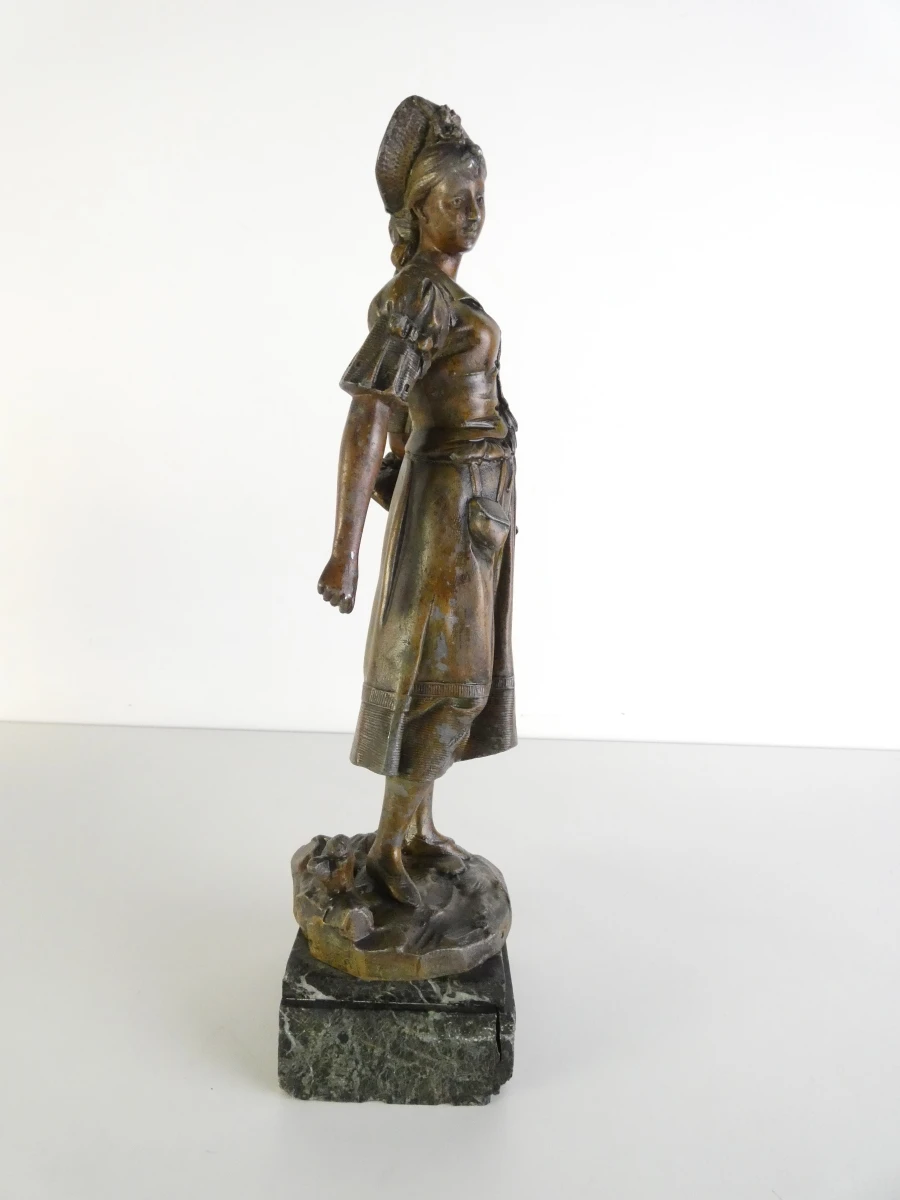 Vintage metalen beeld van jonge vrouw - foto 5