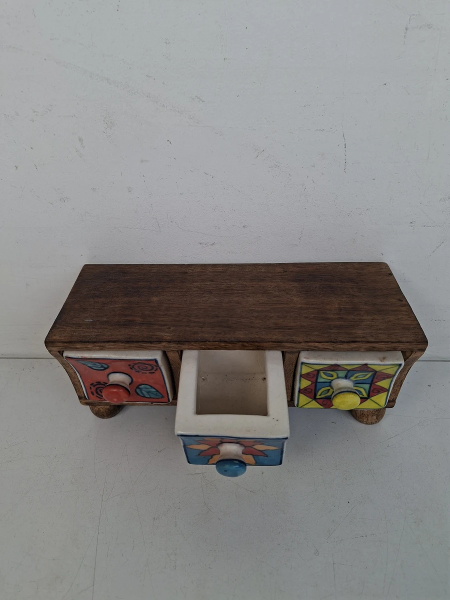 Vintage Handgemaakt Houten Kruidenkastje – Met 3 Kleurrijke Keramische Lades / Mini-Commode - foto 3