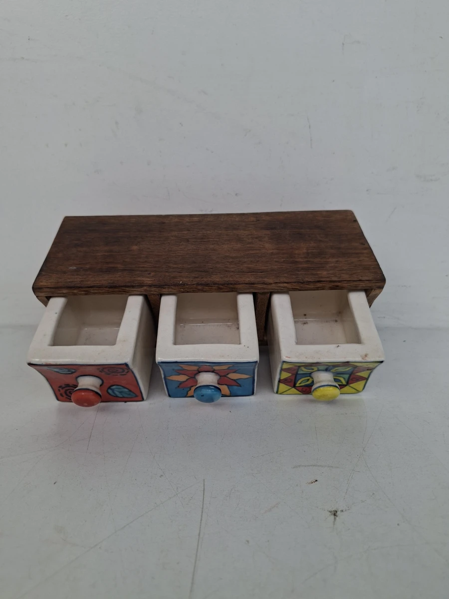 Vintage Handgemaakt Houten Kruidenkastje – Met 3 Kleurrijke Keramische Lades / Mini-Commode - foto 2