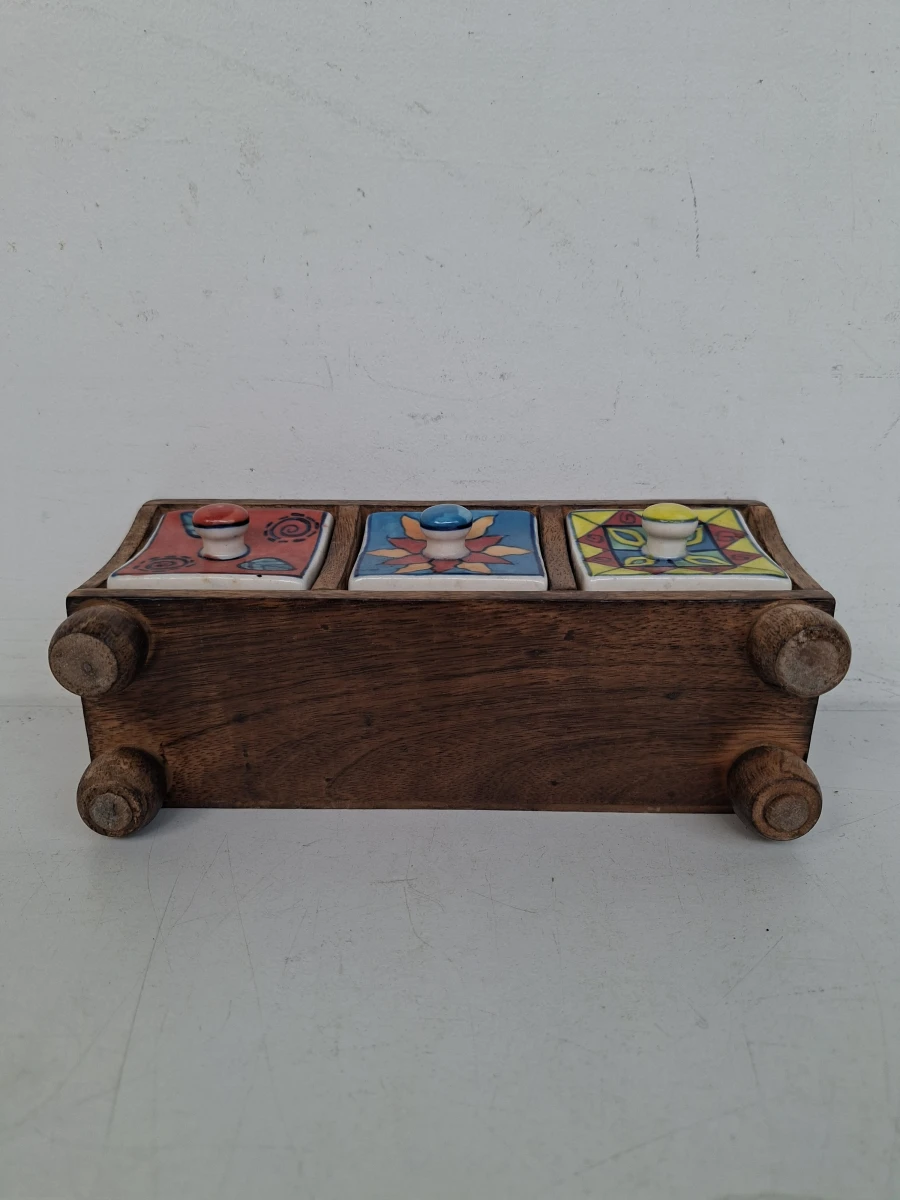 Vintage Handgemaakt Houten Kruidenkastje – Met 3 Kleurrijke Keramische Lades / Mini-Commode - foto 4
