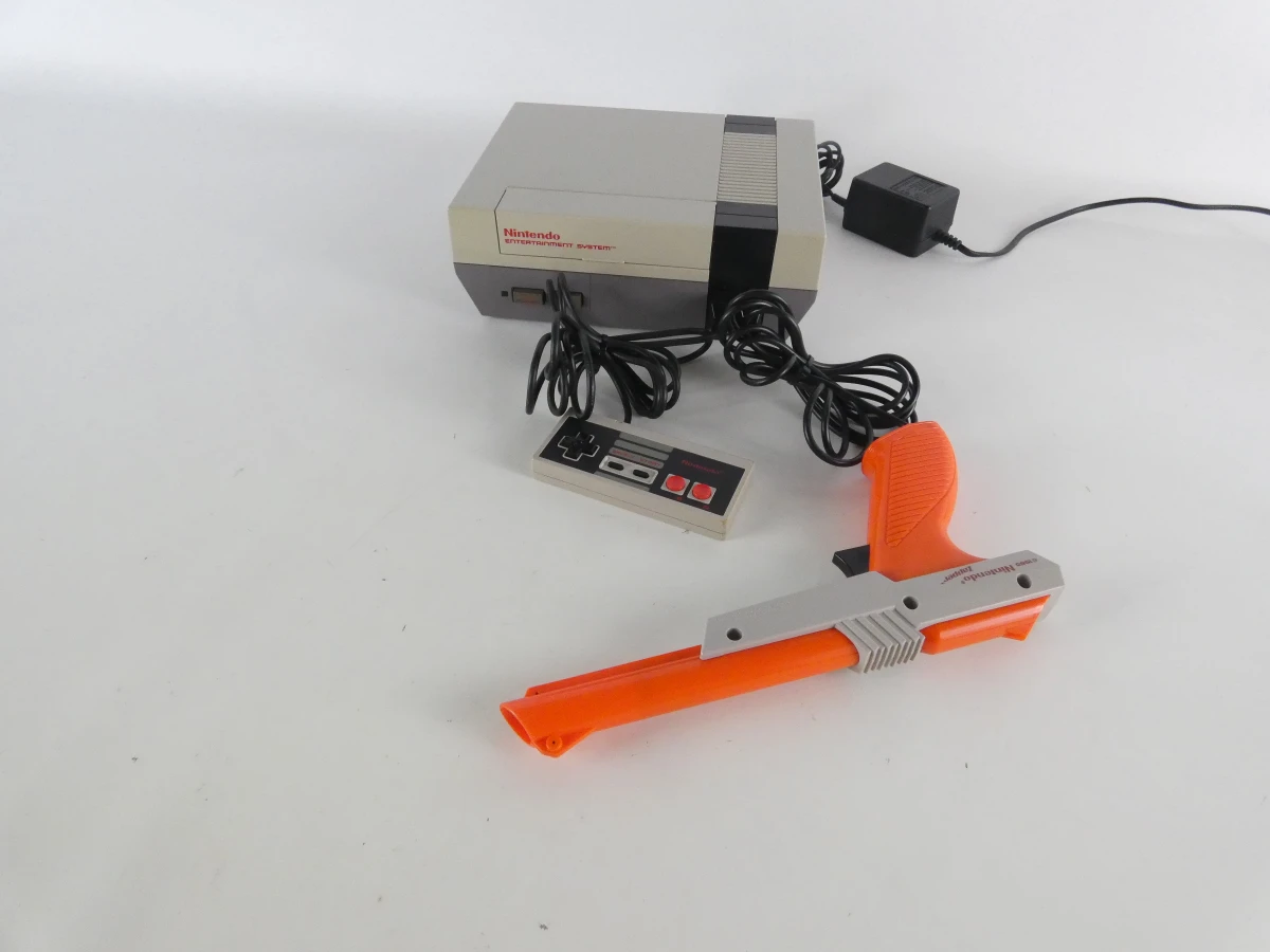 Nintendo Entertainment System (NES) console met twee spelcassettes. - foto 2