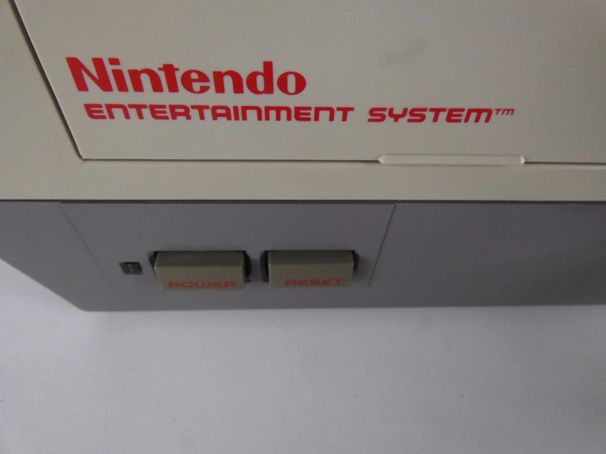 Nintendo Entertainment System (NES) console met twee spelcassettes. - foto 3