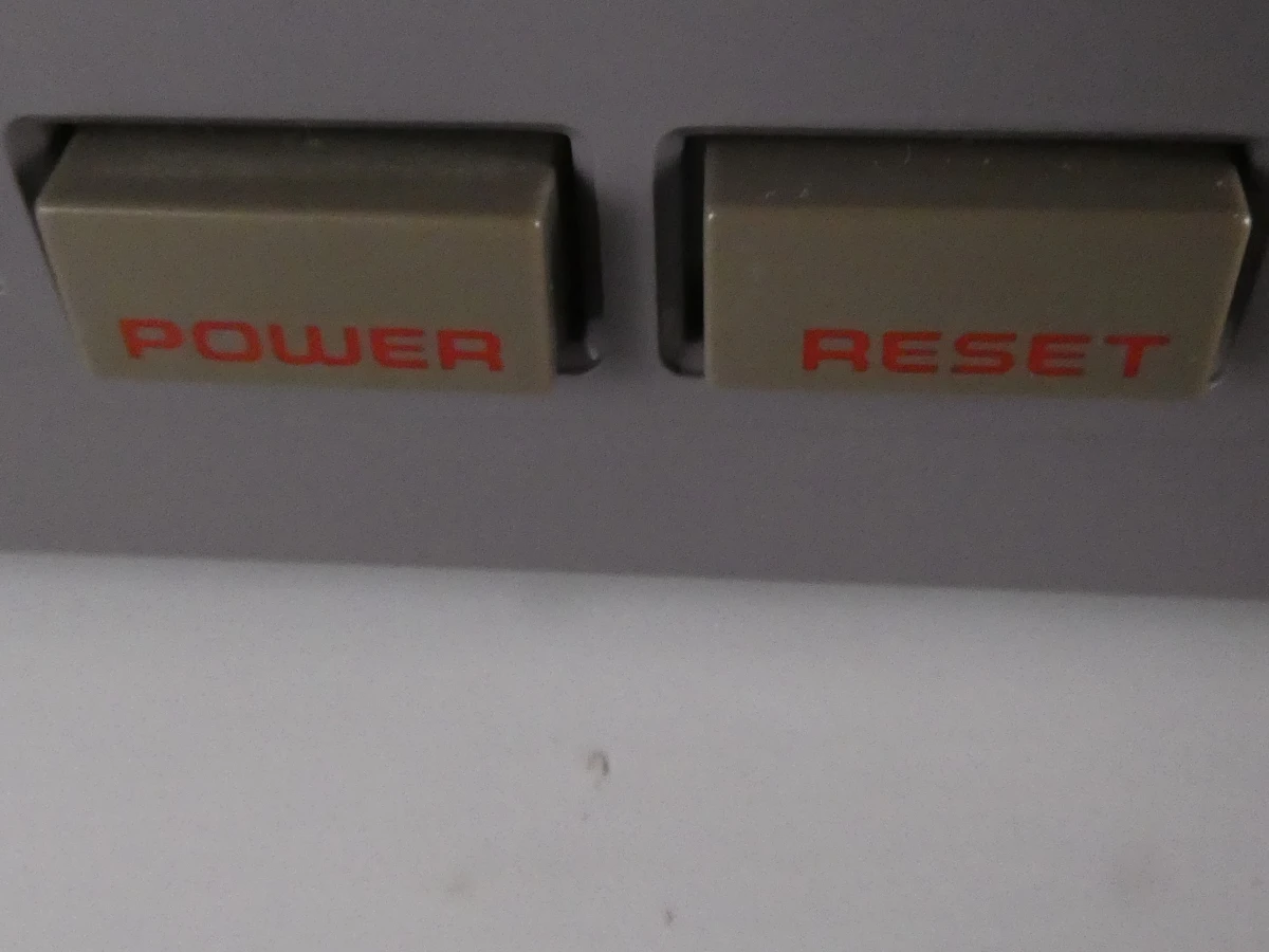 Nintendo Entertainment System (NES) console met twee spelcassettes. - foto 4
