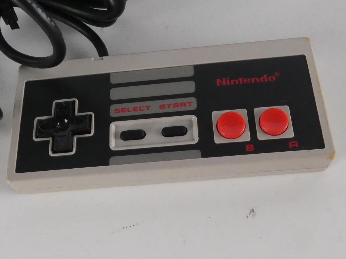 Nintendo Entertainment System (NES) console met twee spelcassettes. - foto 5