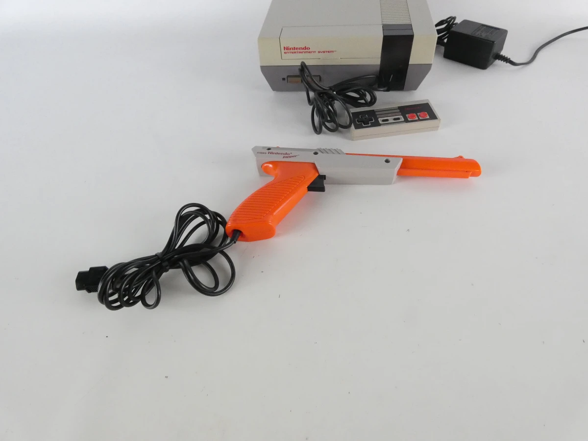 Nintendo Entertainment System (NES) console met twee spelcassettes. - foto 6