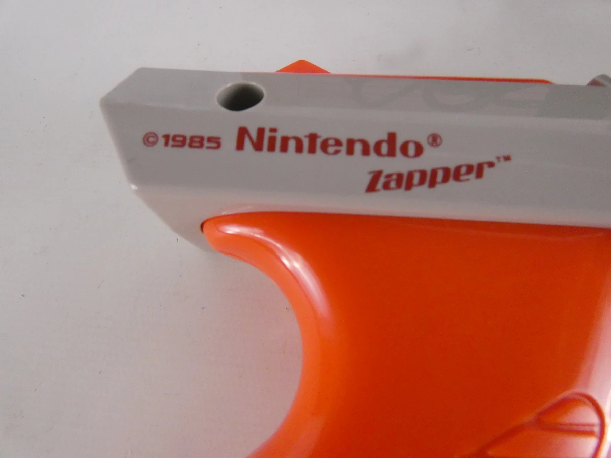 Nintendo Entertainment System (NES) console met twee spelcassettes. - foto 7
