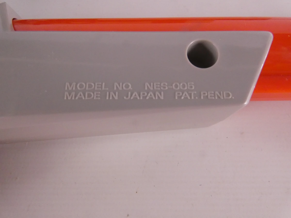 Nintendo Entertainment System (NES) console met twee spelcassettes. - foto 8