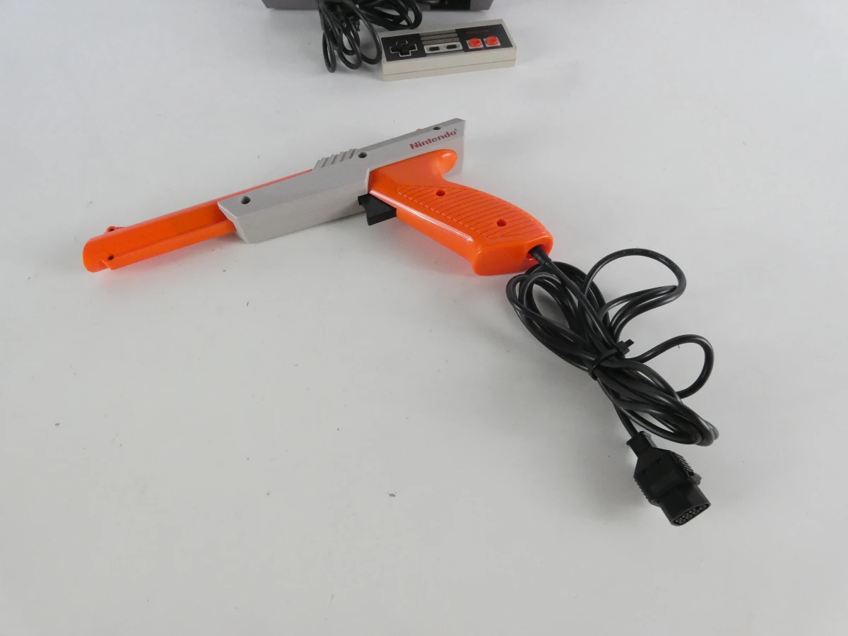 Nintendo Entertainment System (NES) console met twee spelcassettes. - foto 9