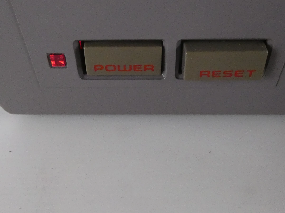 Nintendo Entertainment System (NES) console met twee spelcassettes. - foto 10