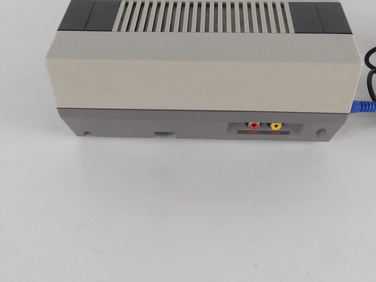 Nintendo Entertainment System (NES) console met twee spelcassettes. - foto 11